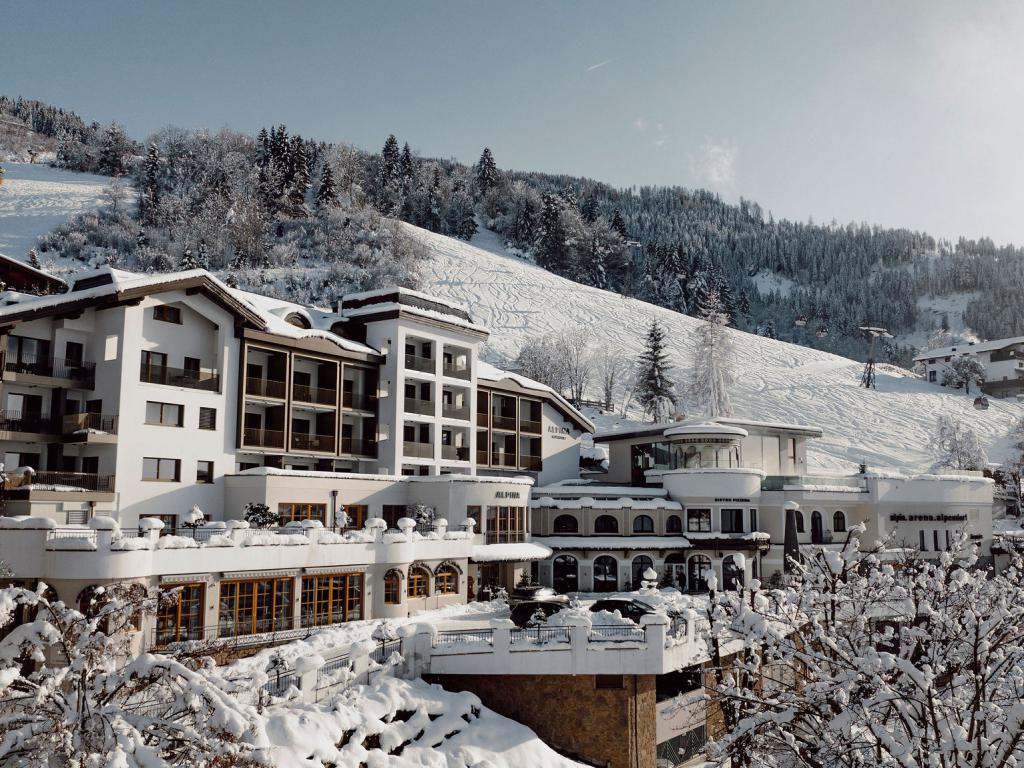 alpinaalpendorf-hotel-direktanderpiste-skiinskiout